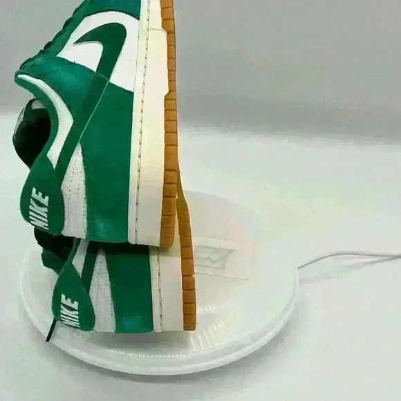 DUNK LOW SE 'PHANTOM/MALACHITE-GUM LIGHT BROWN - Picture 9 of 13